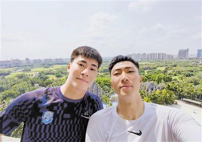 位于汪洋年夜海一个海底油田基地，俄然刮起了一阵猛烈的台风，以后便呈现了工作职员掉踪的环境，基地的负责人吉姆仿佛发觉了甚么暗示，在寻觅掉踪职员时被一种神秘怪物的爪子划伤后身体爆裂而亡，厥后员工们一个一个都被神秘的怪物吃失落了，因而，在孤立无援的基地上，工作职员们连合一致纷纭拿起兵器进行了抵挡，他们终究能成功逃离这里吗？